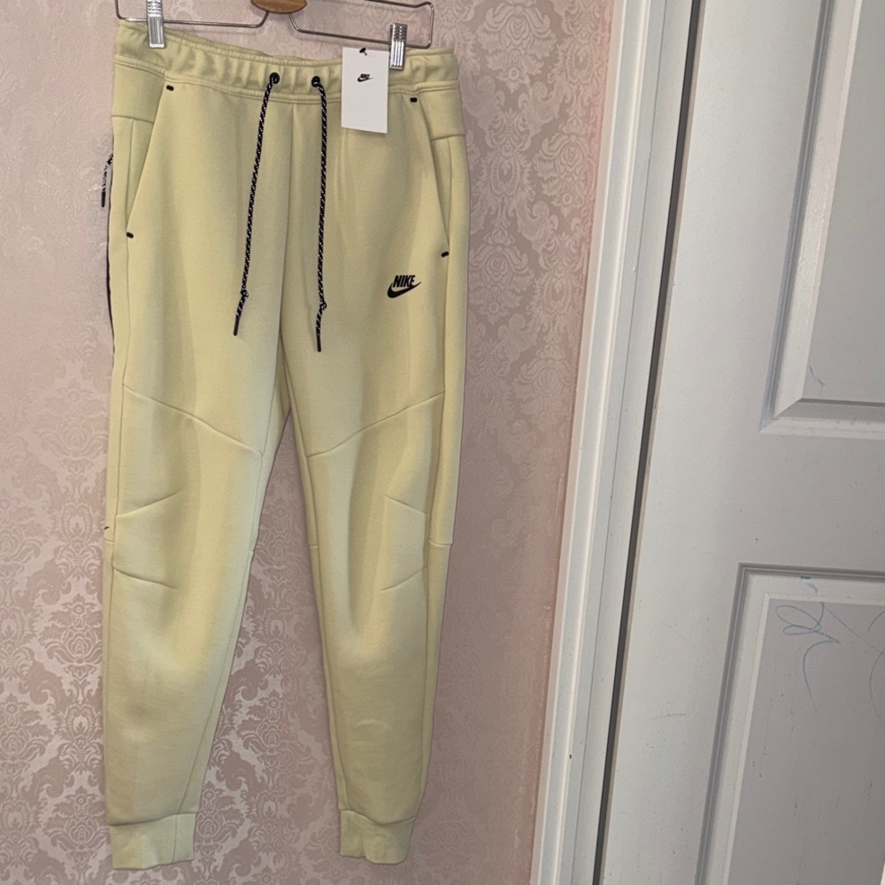 Nike Men’s Pale Yellow/Cream Tech Fleece Joggers with Black Drawstring